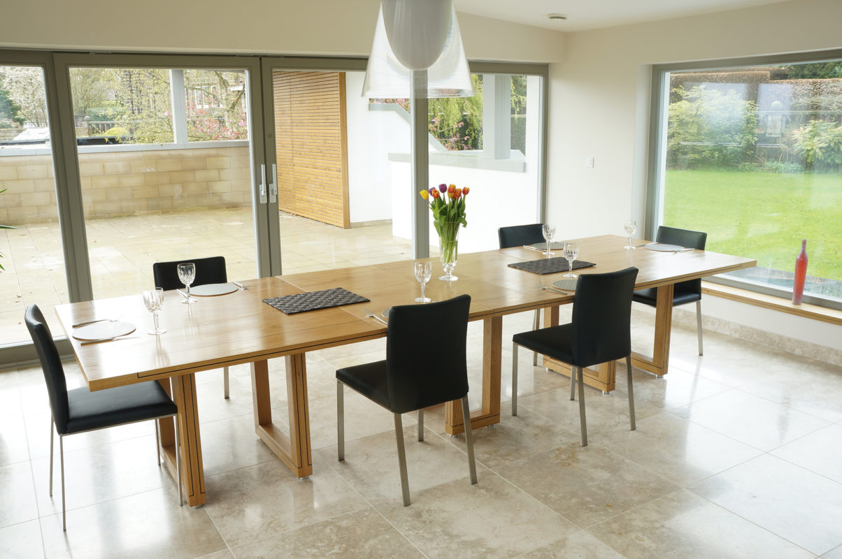 Extendable dining table in oak