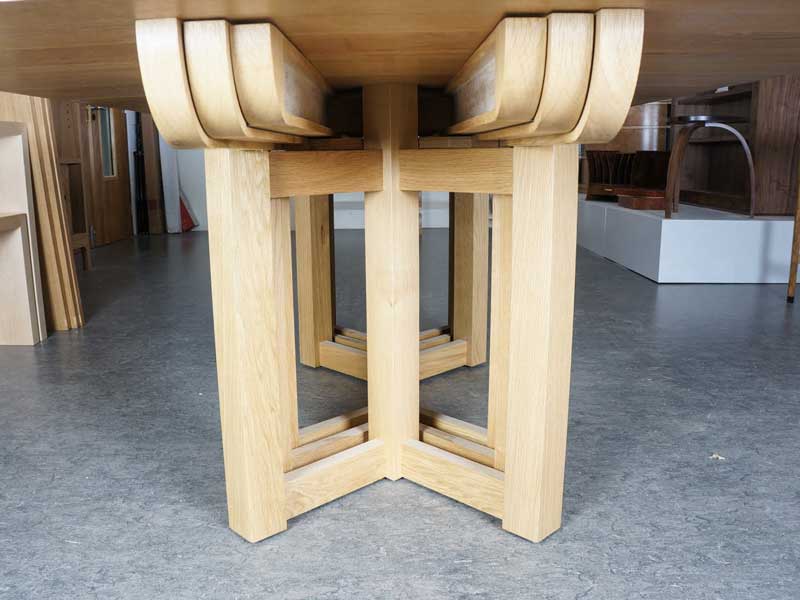 Extra large extending oak dining table - feet mechanism